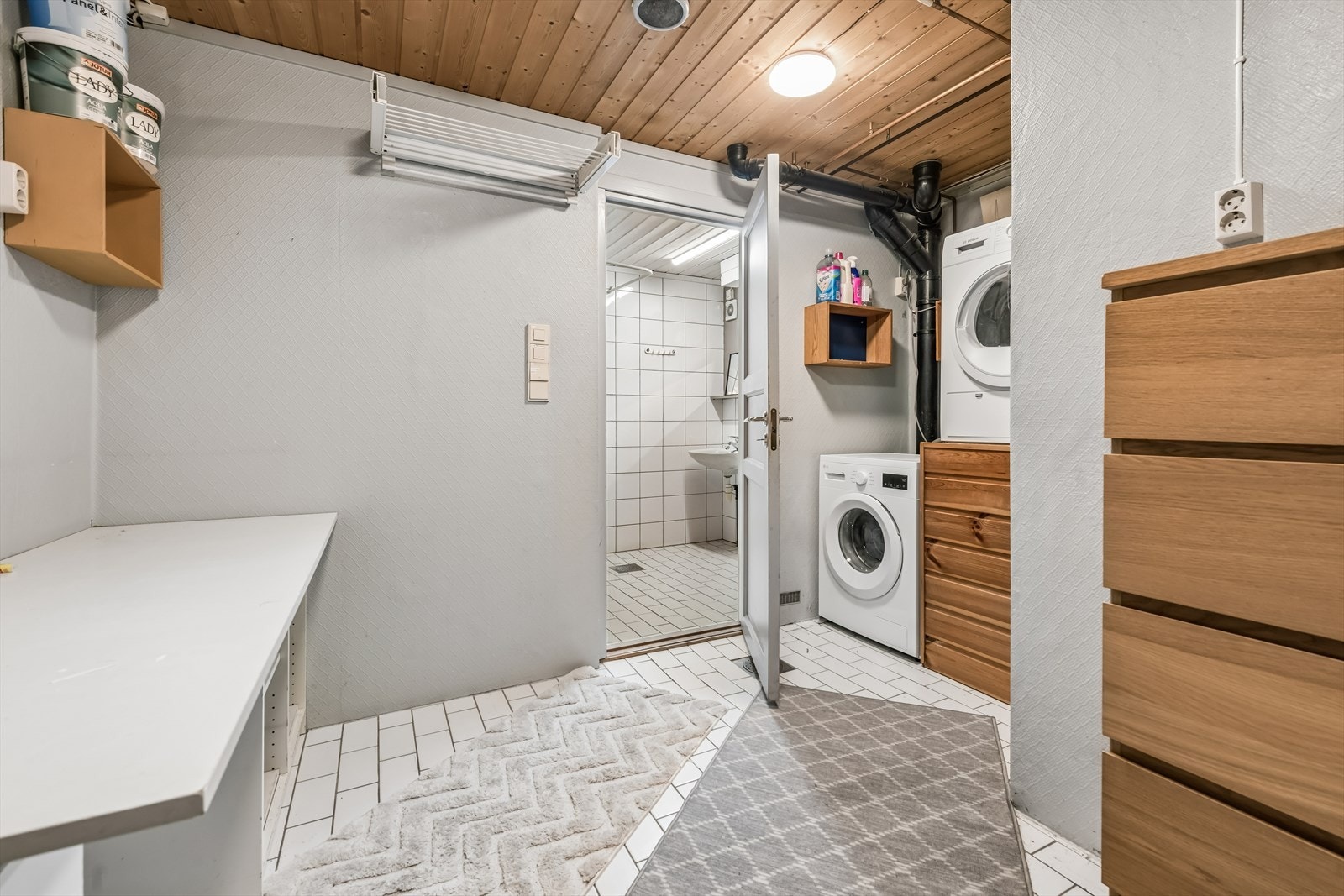 Separat vaskerom med flislagt gulv med varmekabler og opplegg for vaskemaskin. Galleribilde