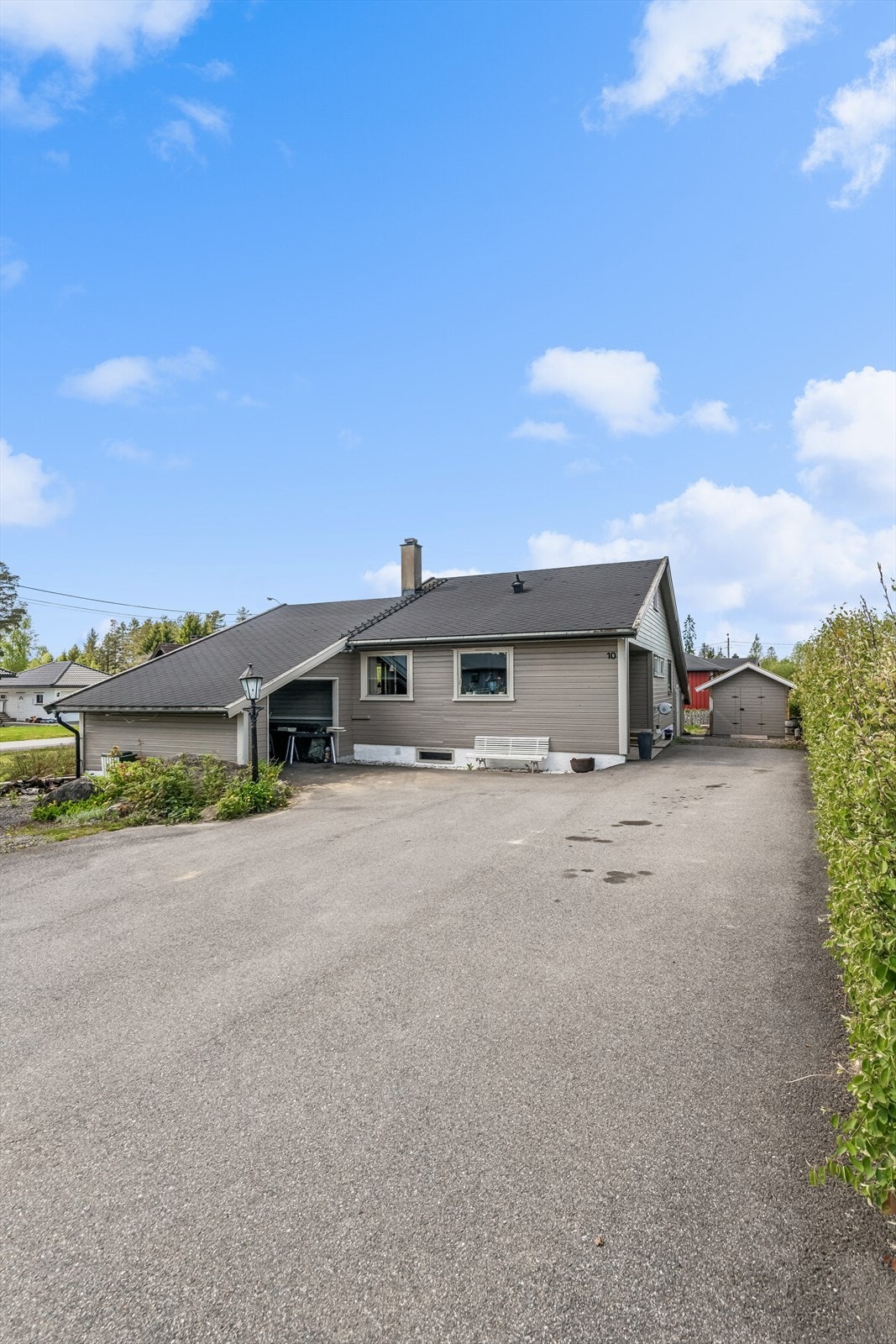 Asfaltert gårdsplass med flere biloppstillingsplasser, i tillegg til carport. Galleribilde