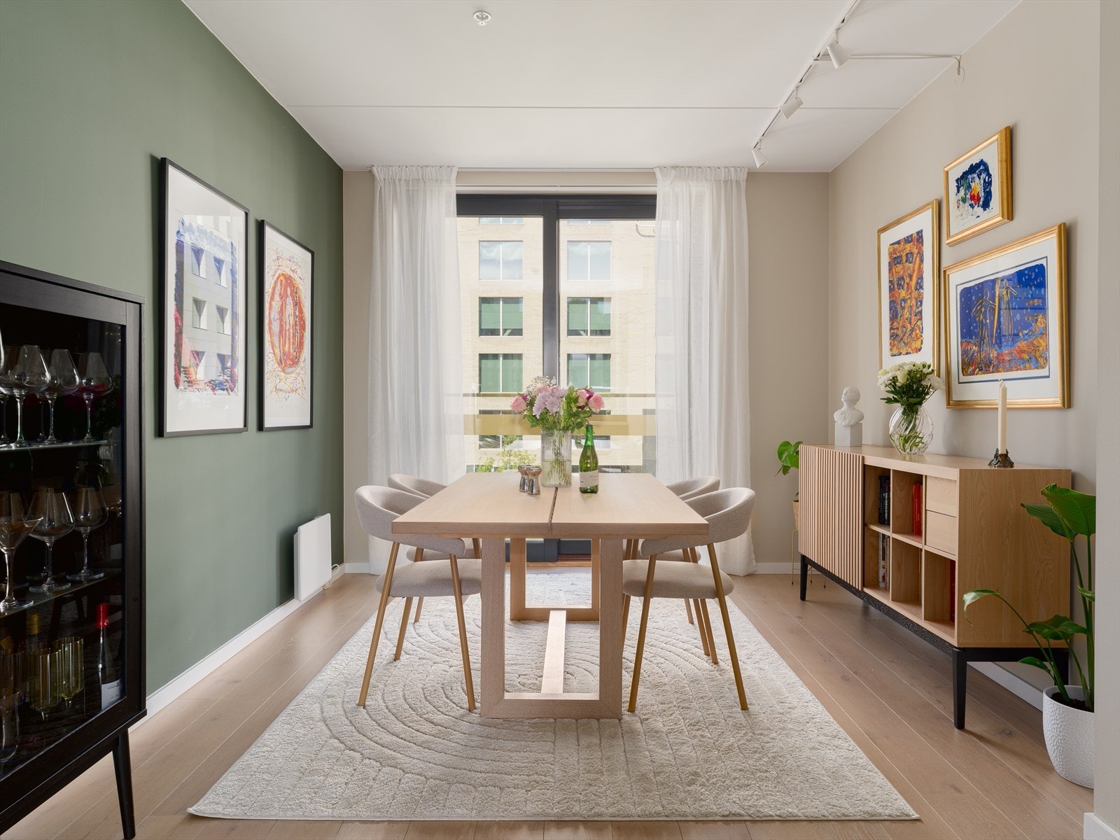 Her er det god plass til en hyggelig spiseplass hvor man kan samle familie og venner til hyggelige måltider. Galleribilde