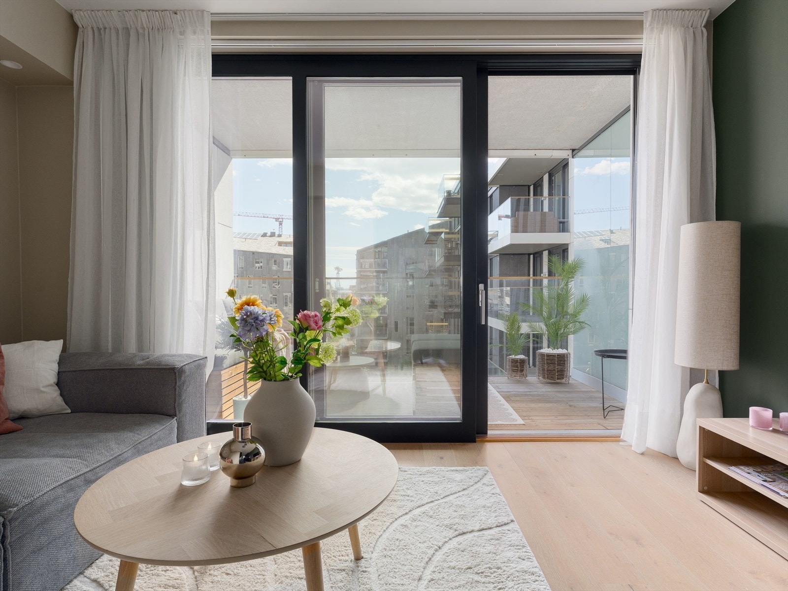 Dette er en moderne og gjennomgående 3-roms selveierleilighet beliggende i byggets 5. etasje med heis. Galleribilde
