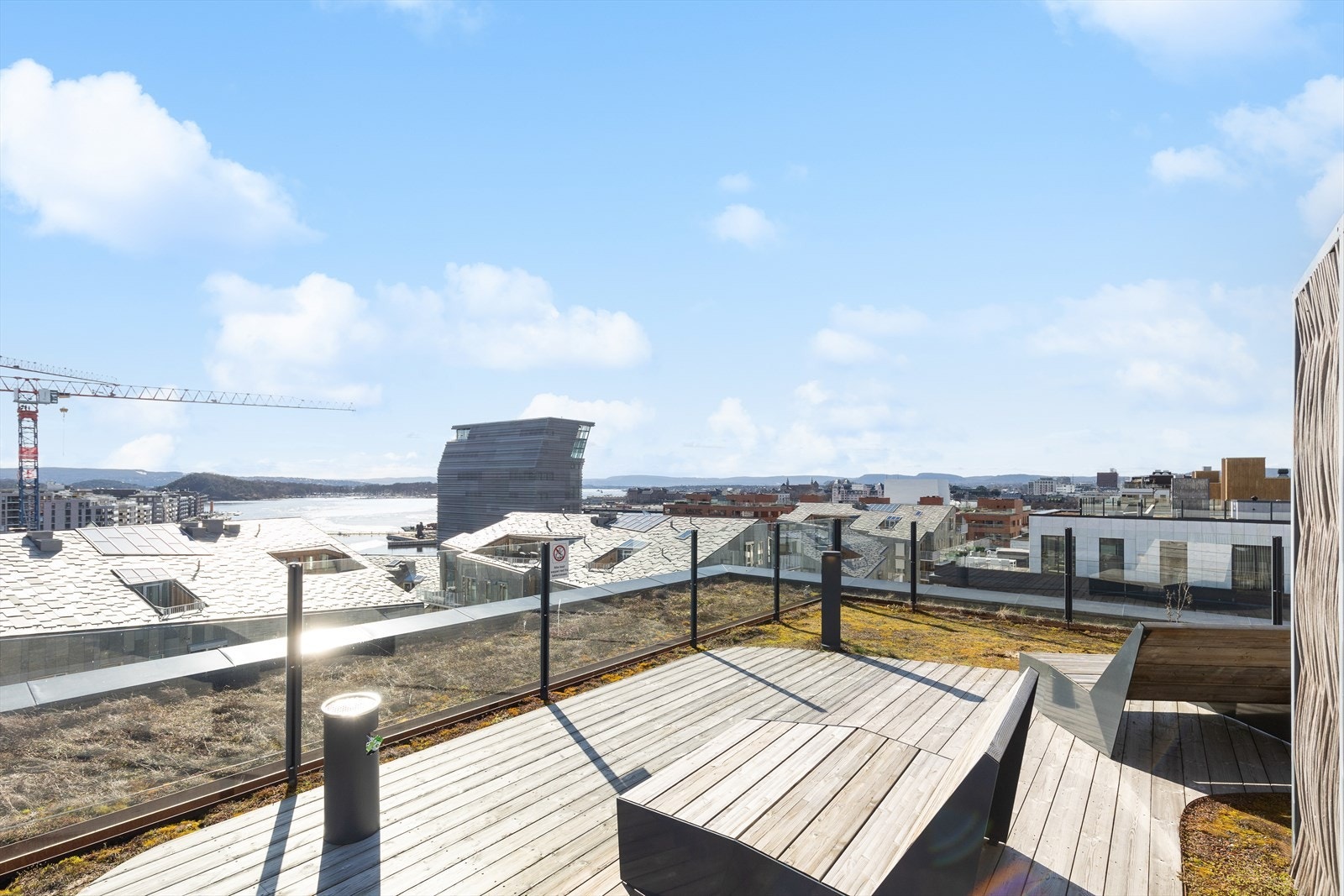 Takterrassen har mange soner og sittegrupper. Eiere i sameiet har tilgang til booking av deler av takterrassen. Galleribilde