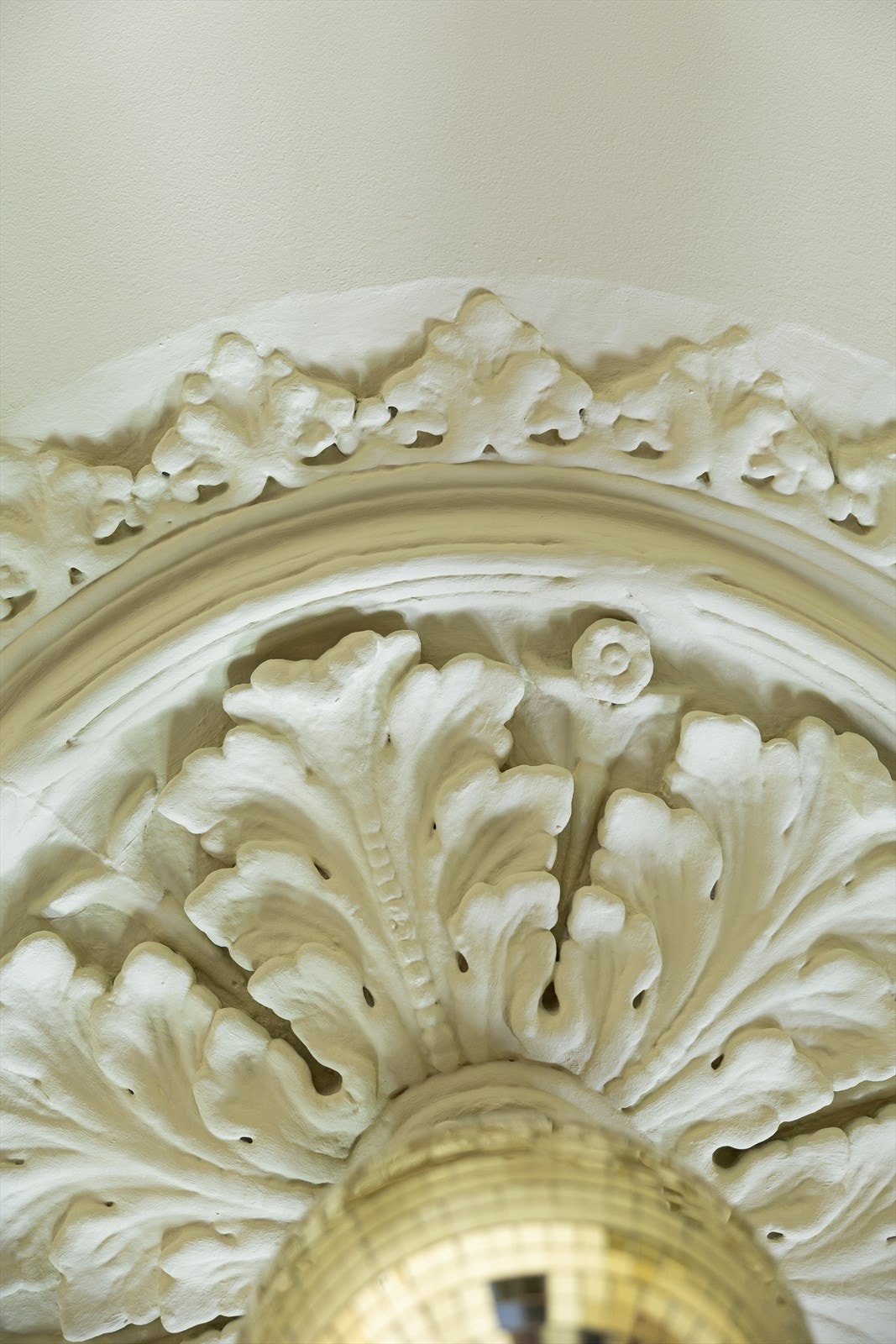 Klassiske detaljer som stukkatur og rosett tilfører boligen særpreg, sjarm og et elegant uttrykk. Galleribilde