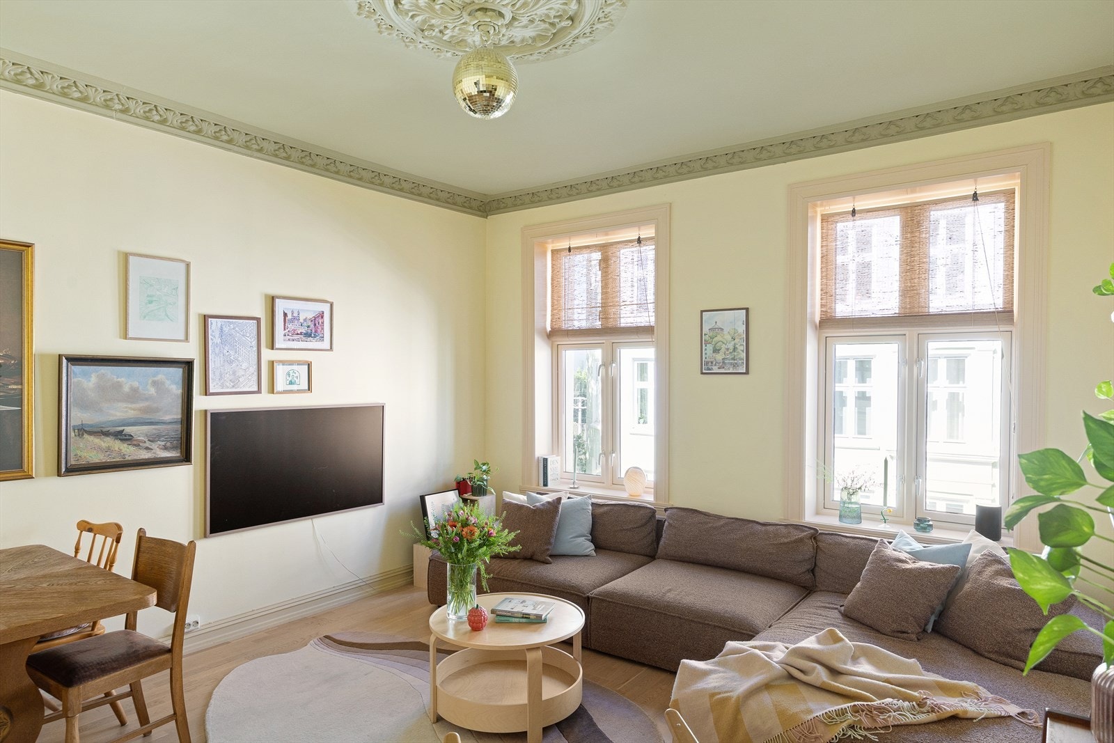 Velkommen til Schweigaards gate 89A! Dette er en attraktiv og innbydende 2-roms leilighet i 3. etasje, beliggende i en av Gamlebyens klassiske bygårder. (Foto: Pontus Holmenäs.) Galleribilde