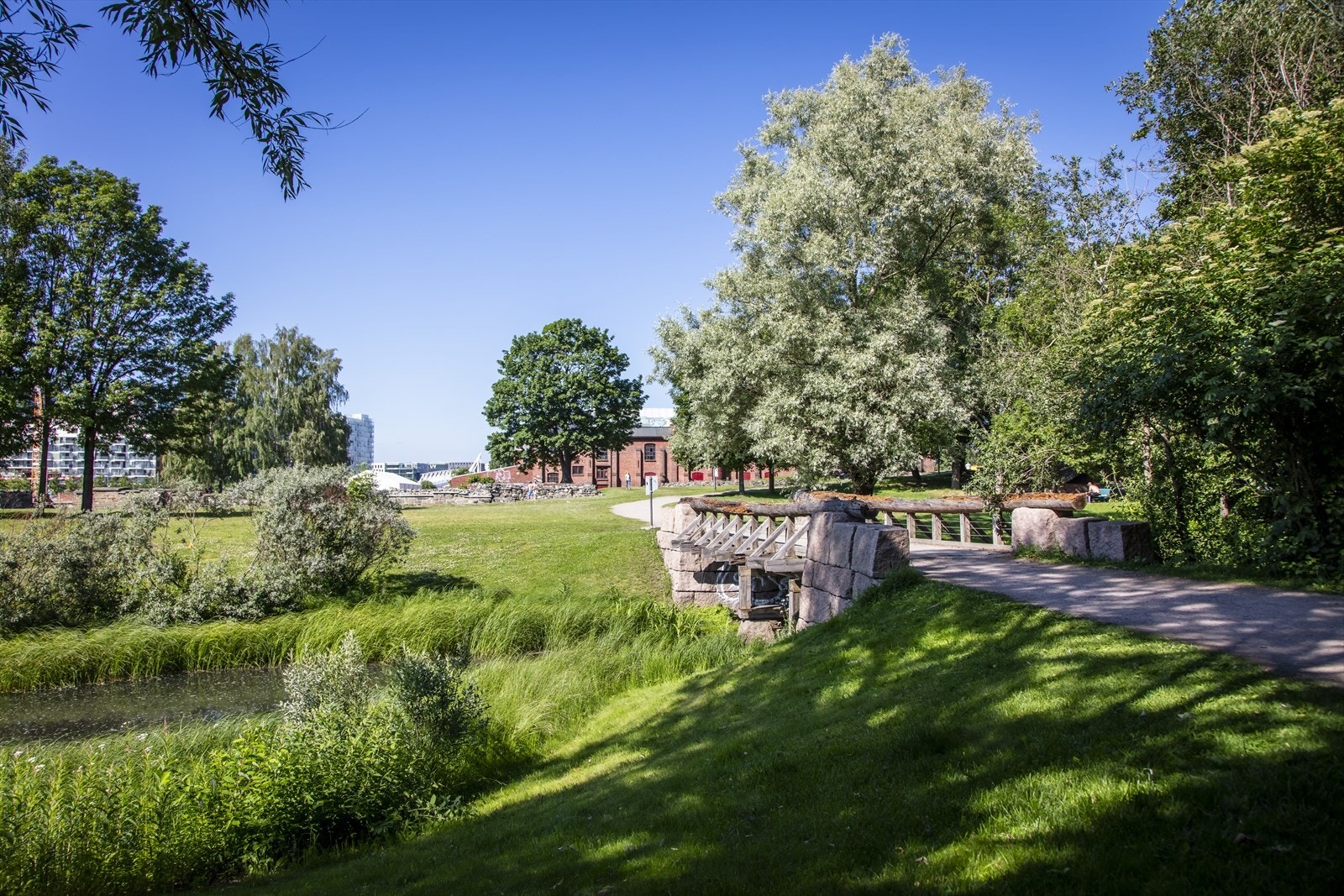 Middelalderparken ligger mellom Bjørvika og Gamlebyen i bydel Gamle Oslo, i det som en gang var Middelalderbyen Oslos søndre bydel. Galleribilde