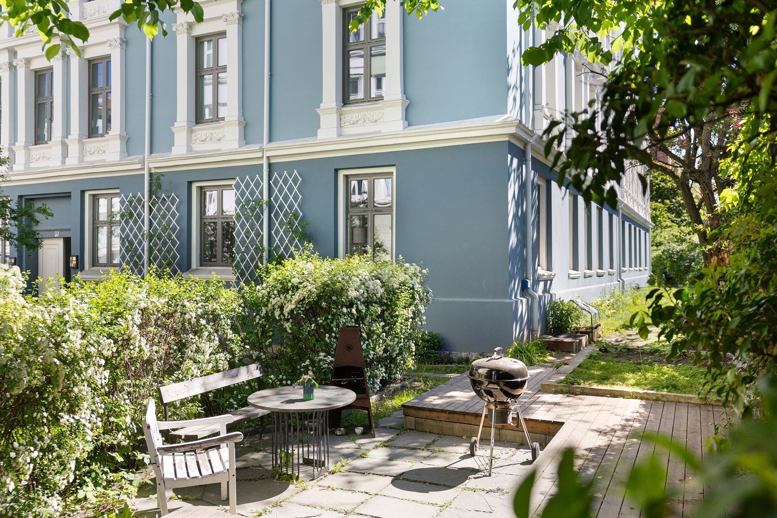 Borettslaget har en svært flott og hyggelig bakgård med fine sittegrupper og grønne omgivelser. Galleribilde