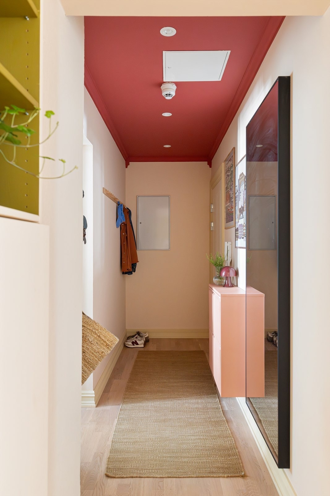 Velkommen inn! Leiligheten har en innbydende entré med downlights i himlingen, som skaper et lyst og moderne uttrykk og gir et umiddelbart godt førsteinntrykk. Galleribilde