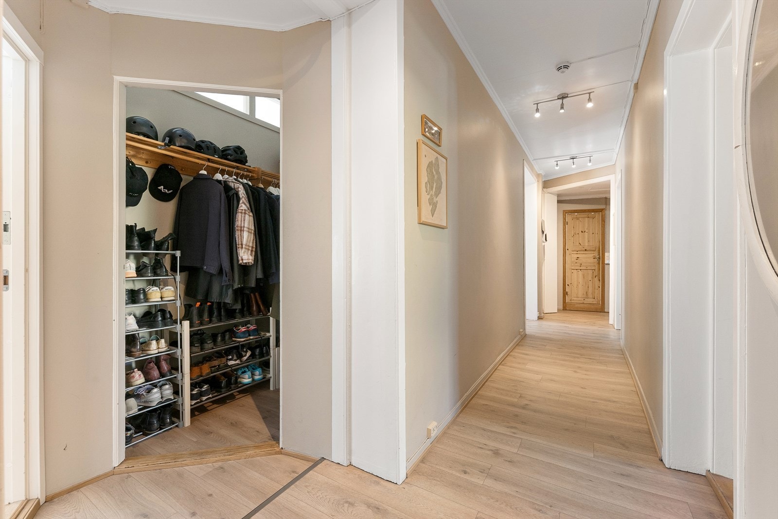 Romslig garderobe ved entré Galleribilde