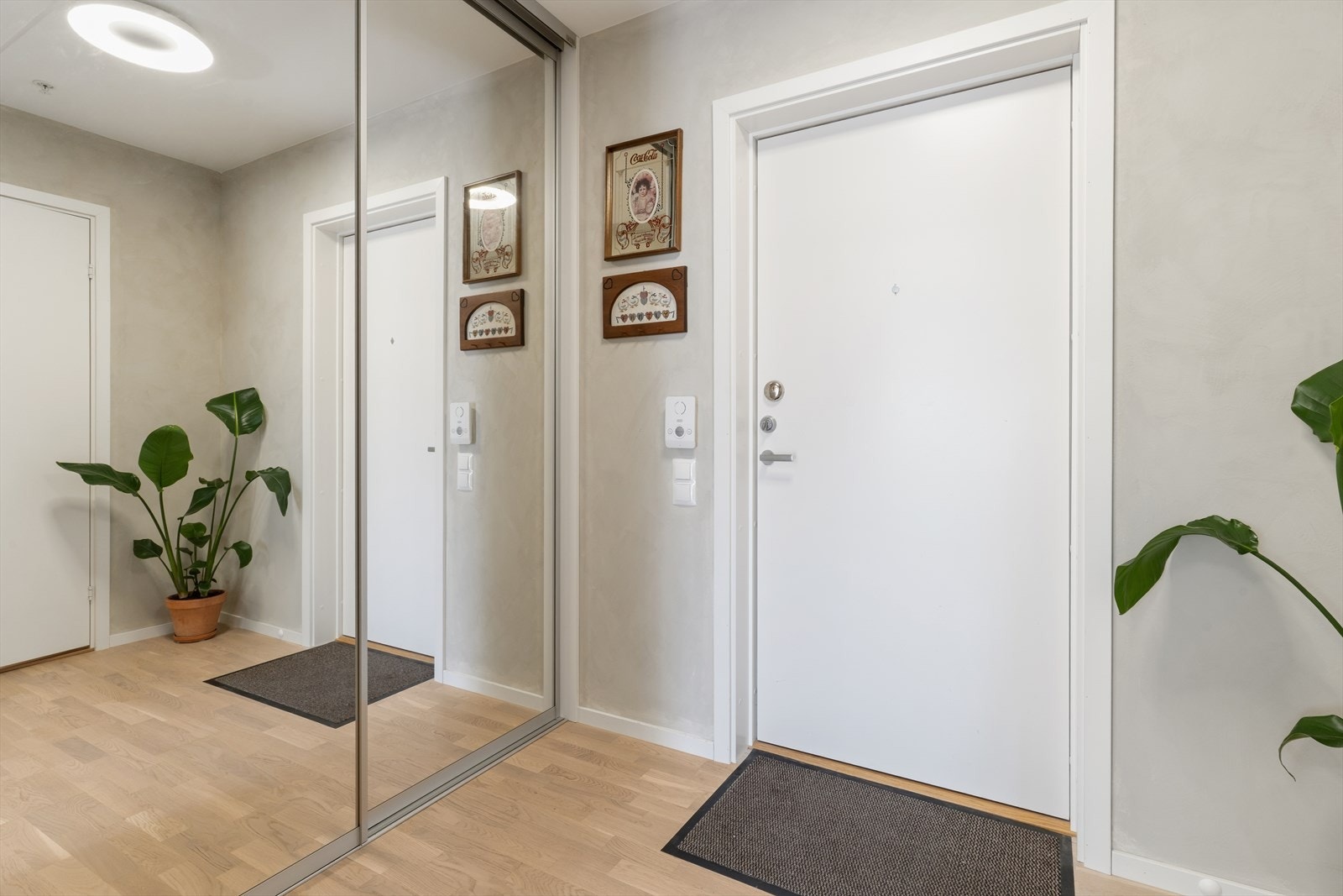 En innbydende og åpen entré som setter tonen for resten av leiligheten. Galleribilde