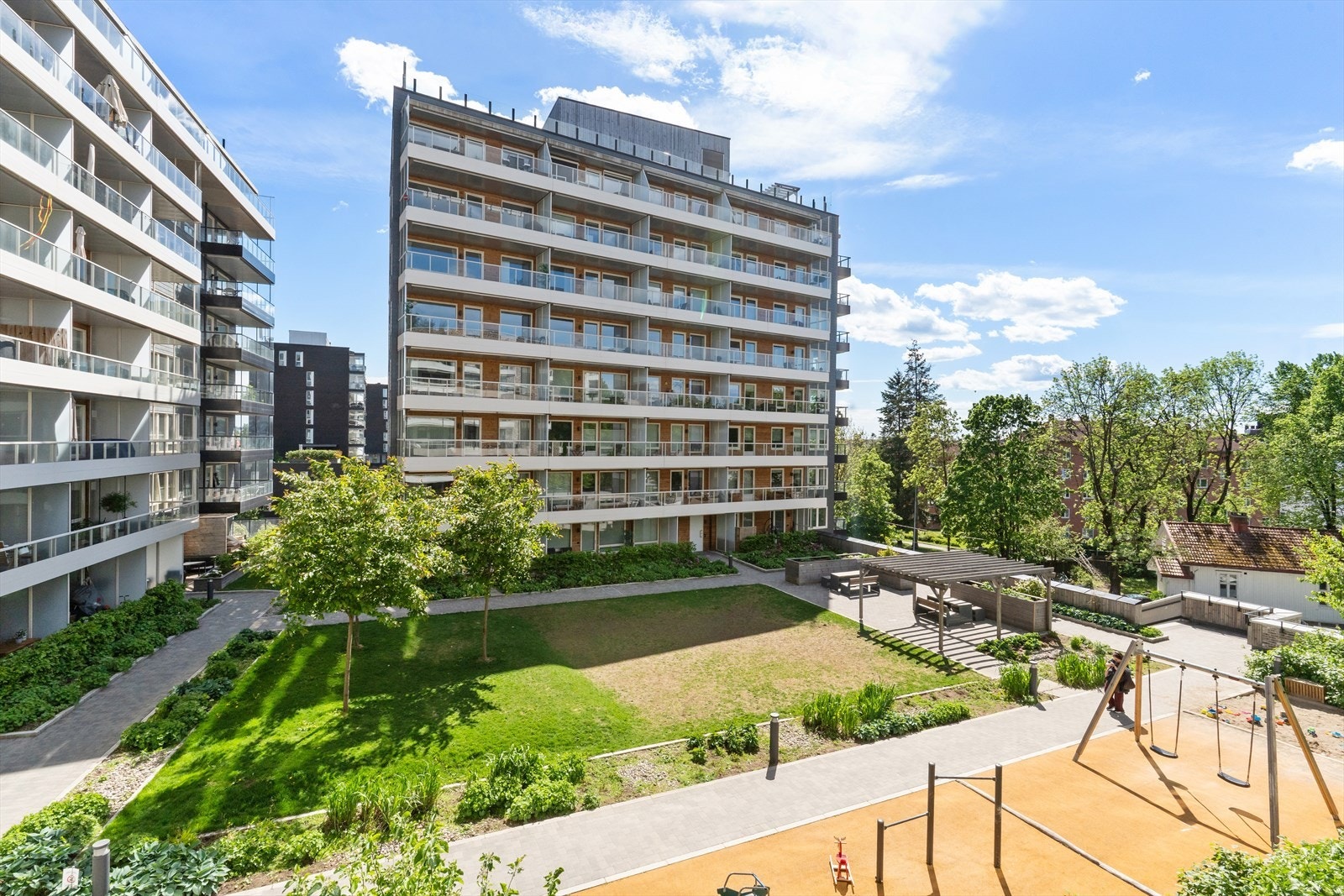 Balkongen har trivelig utsyn mot bakgården med grøntområder og idyllisk natur Galleribilde