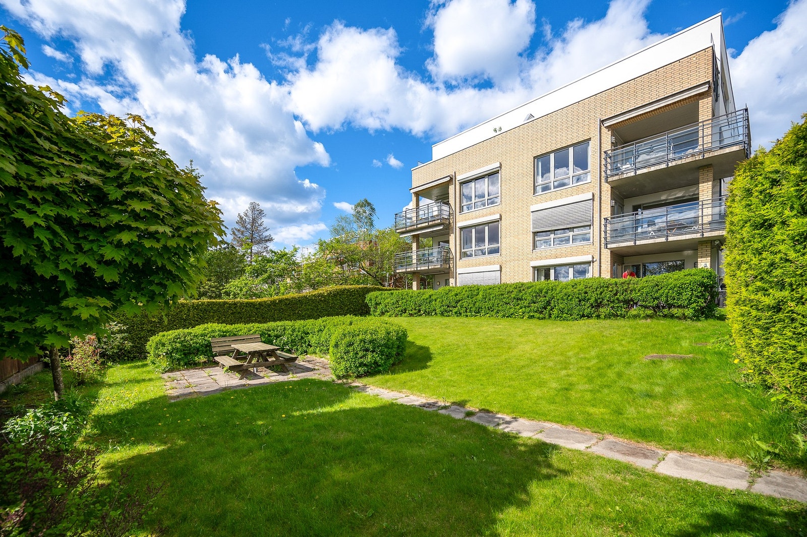 Sameiet består av 33 seksjoner fordelt på tre bygg (Griniveien 12-16). Galleribilde