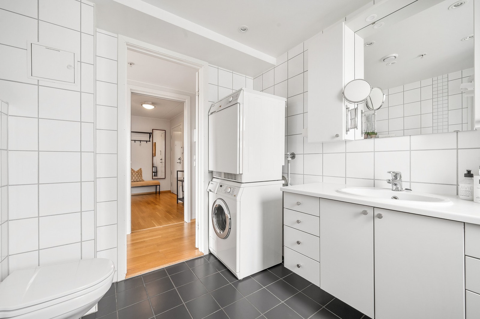 Badet har gulvvarme samt opplegg for både vaskemaskin og tørketrommel. Galleribilde