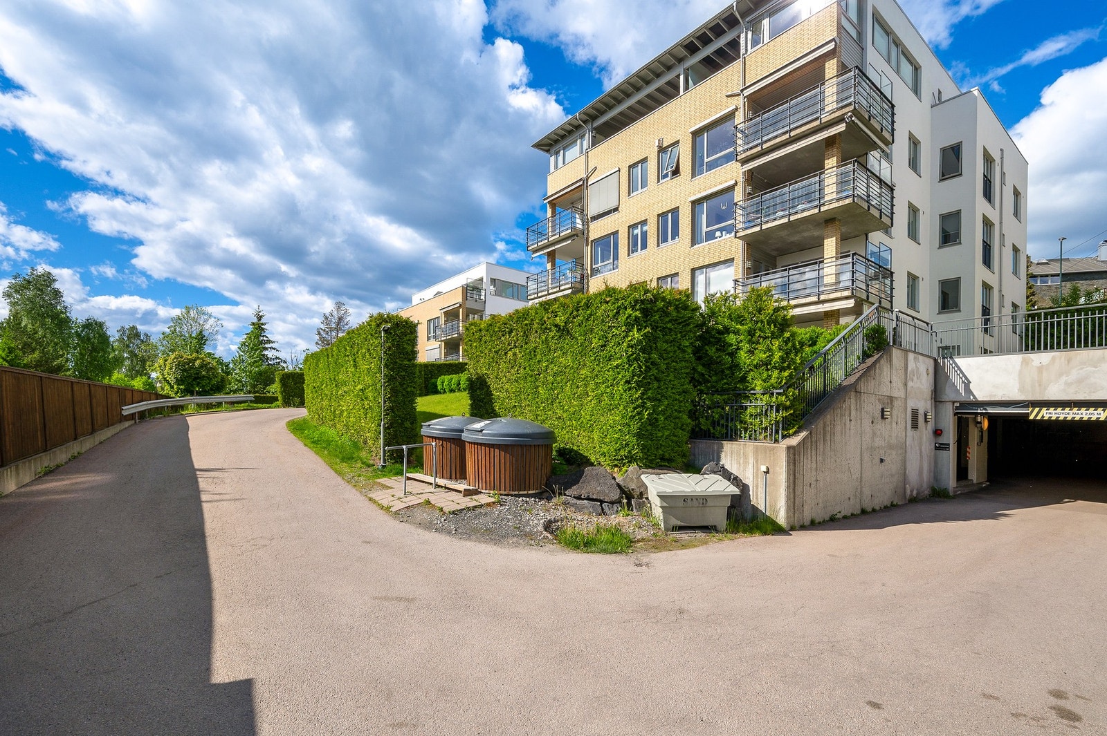 Nedkjøring til sameiets felles garasjeanlegg (boligen disponerer ikke plass). Galleribilde