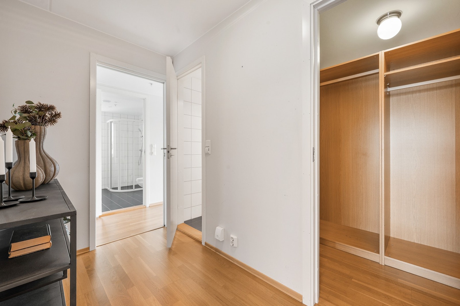 Entré med tilhørende innvendig bod/walk-in garderobe. Galleribilde