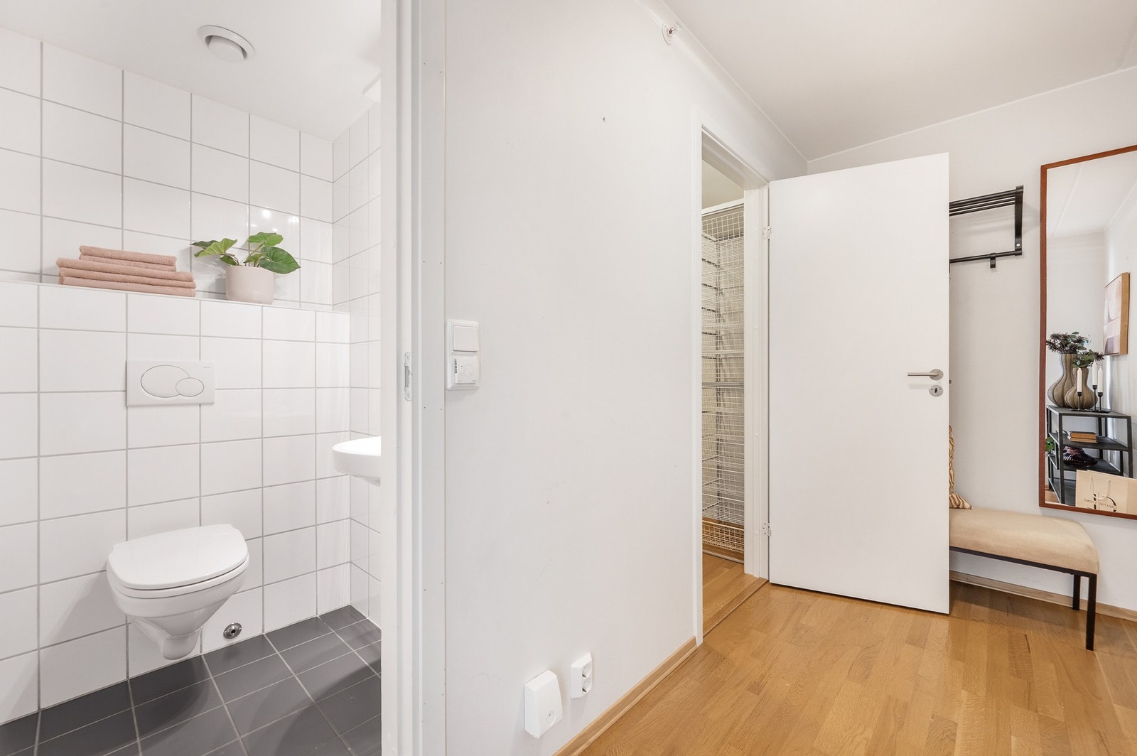 Praktisk entré med adkomst til både separat wc og innvendig bod/walk-in garderobe. Galleribilde