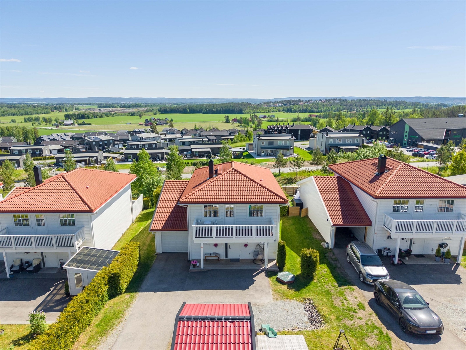 Fra eiendommen er det kort vei til skoler og barnehager, med Neskollen skole kun 1 km unna. Galleribilde