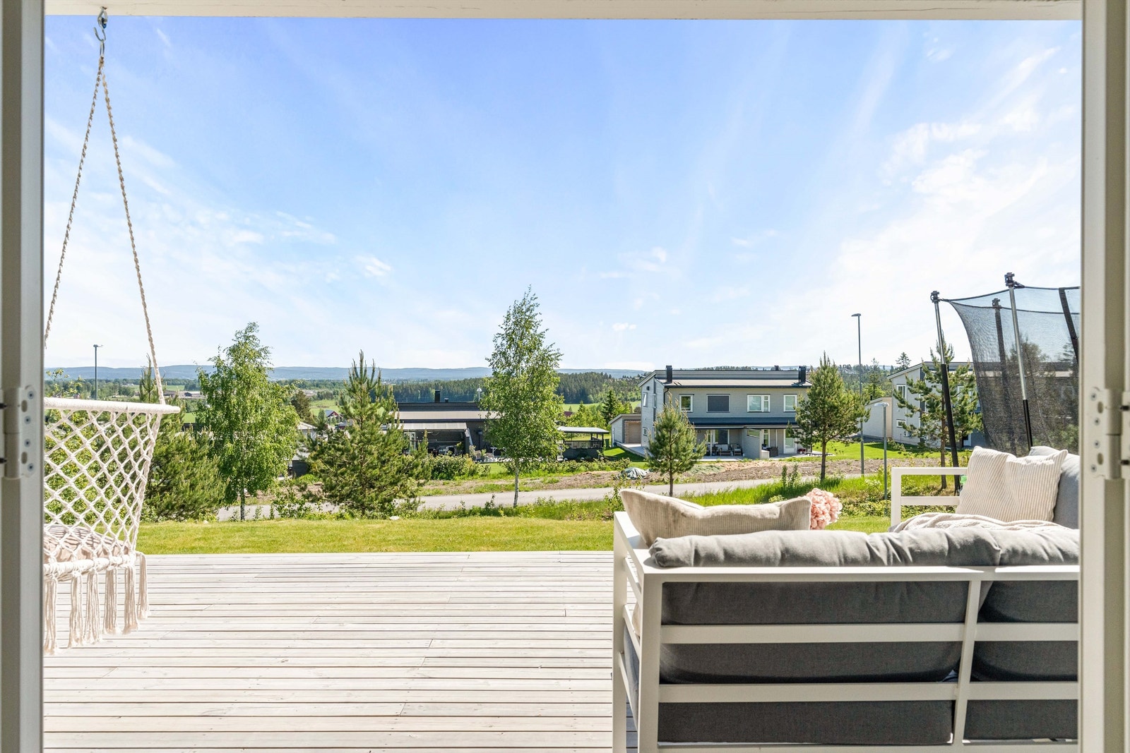Den doble terrassedøren gjør det mulig å åpne opp stuen mot uteområdet og hagen. Galleribilde