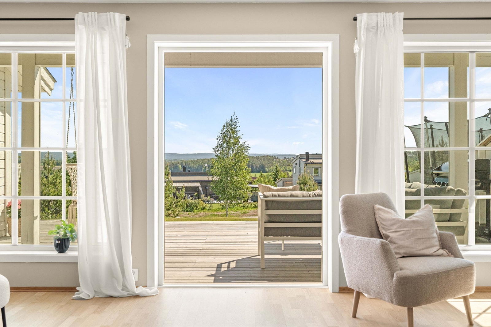 Utsikten kan nytes også innenfra, gjennom de store vinduene i stuen. Galleribilde