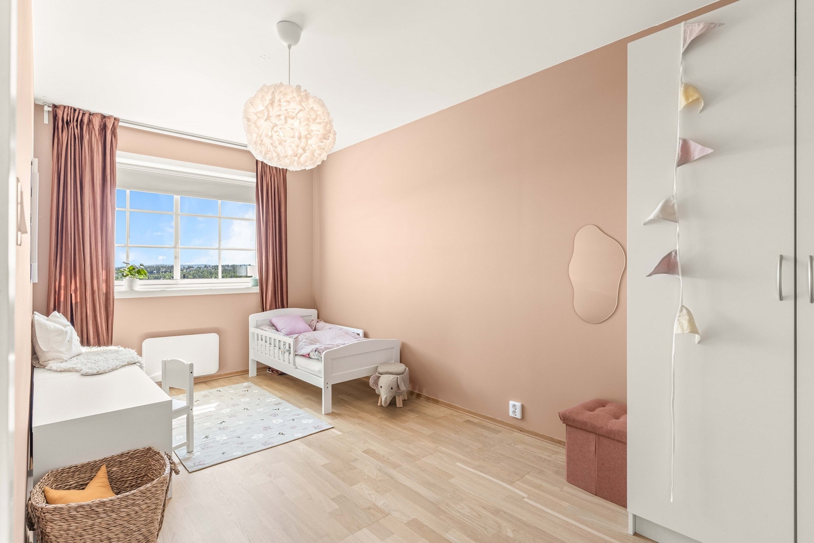Boligens andre soverom, med god plass til seng og garderobe. Galleribilde