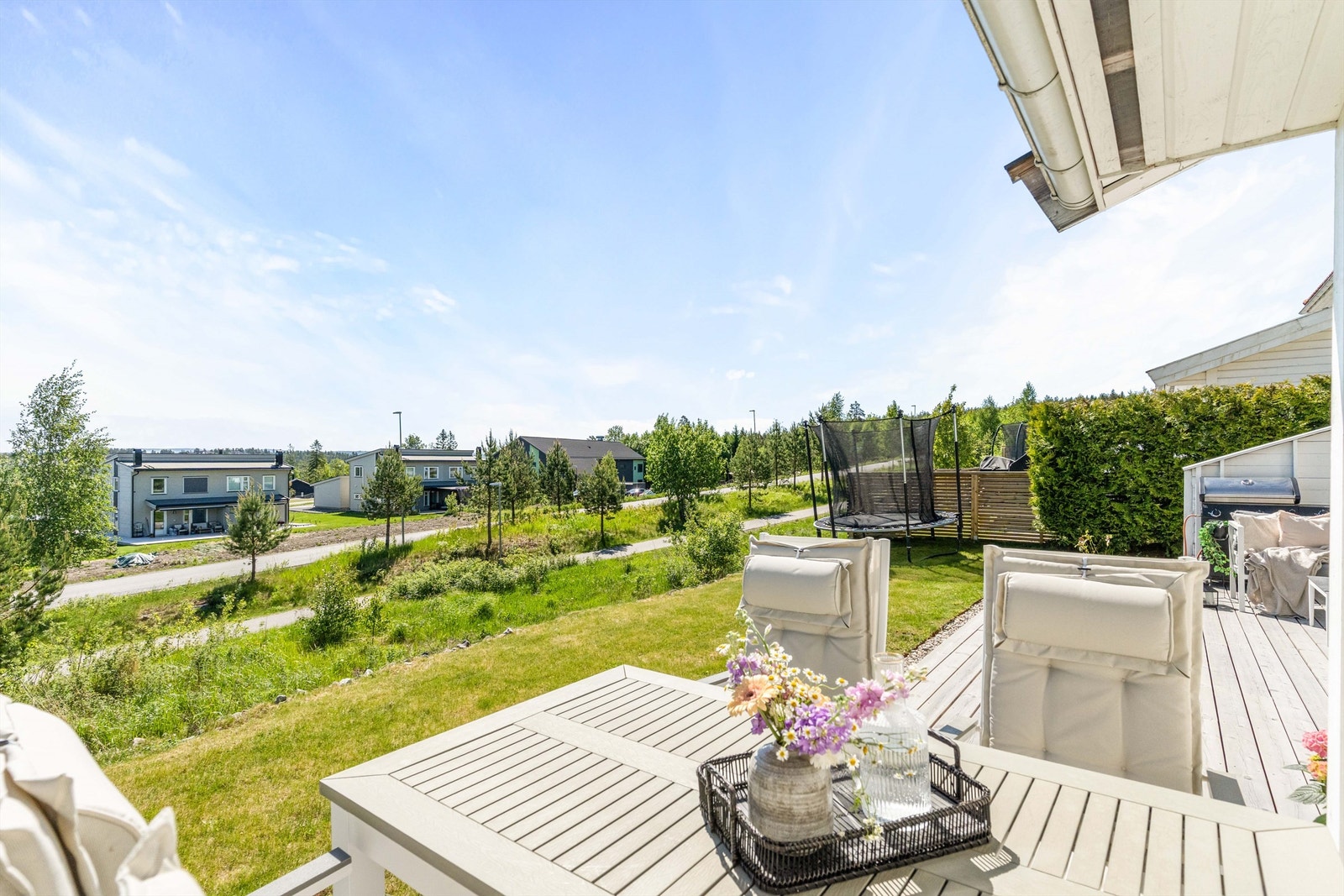 Uteområdet byr på god plass for lek og aktiviteter. Galleribilde