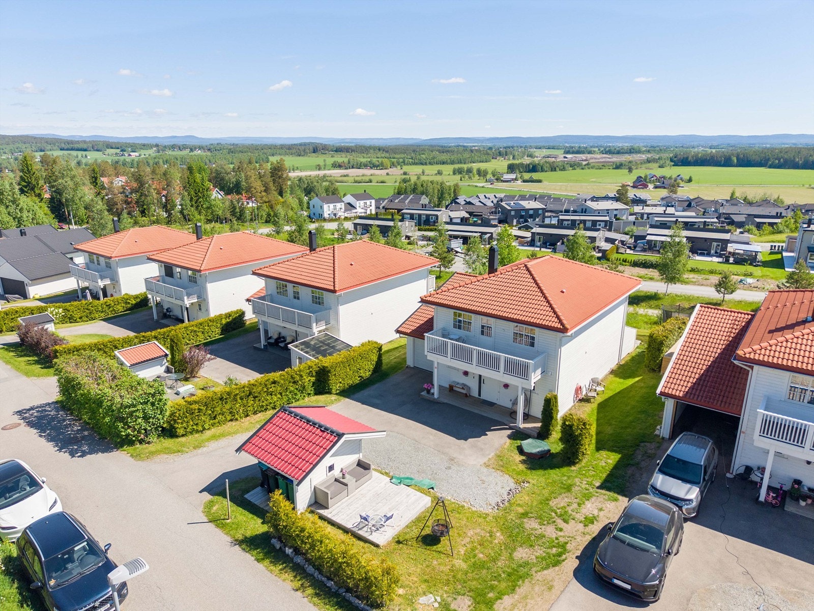 Asfaltert adkomst og oppstillingsplass for flere biler på egen tomt. Galleribilde