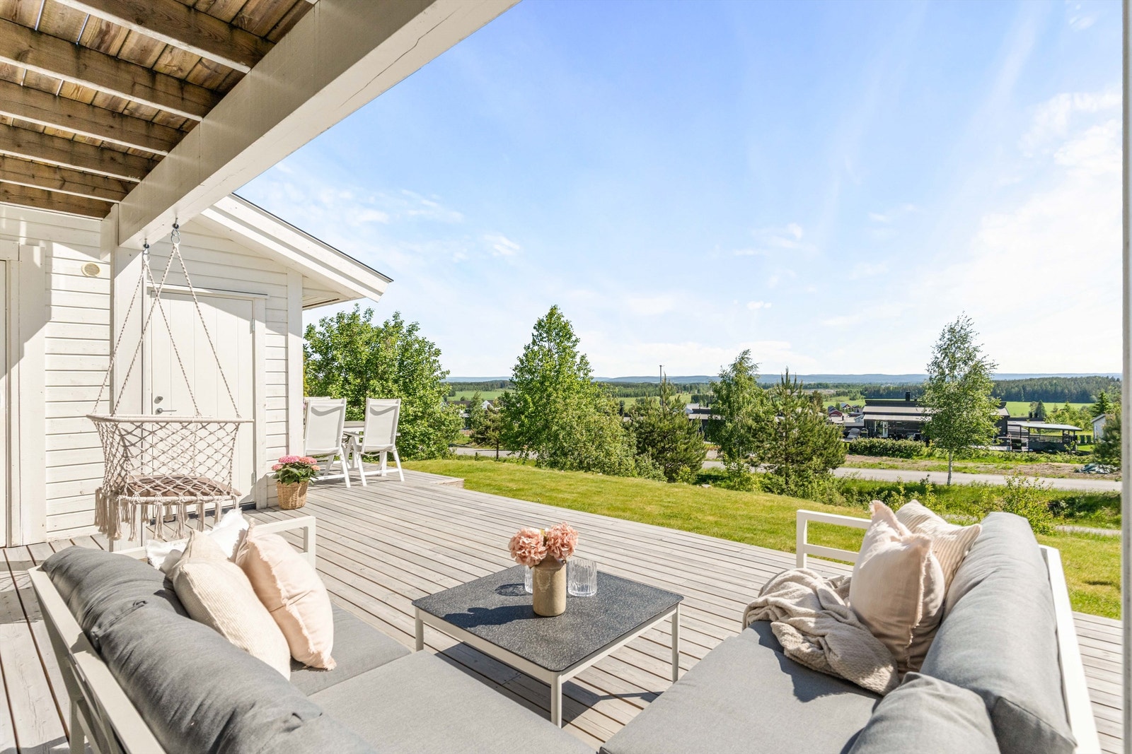 Fra terrassen er det en åpen og fin utsikt over nærområdet. Foto: Anders Botnmark Galleribilde