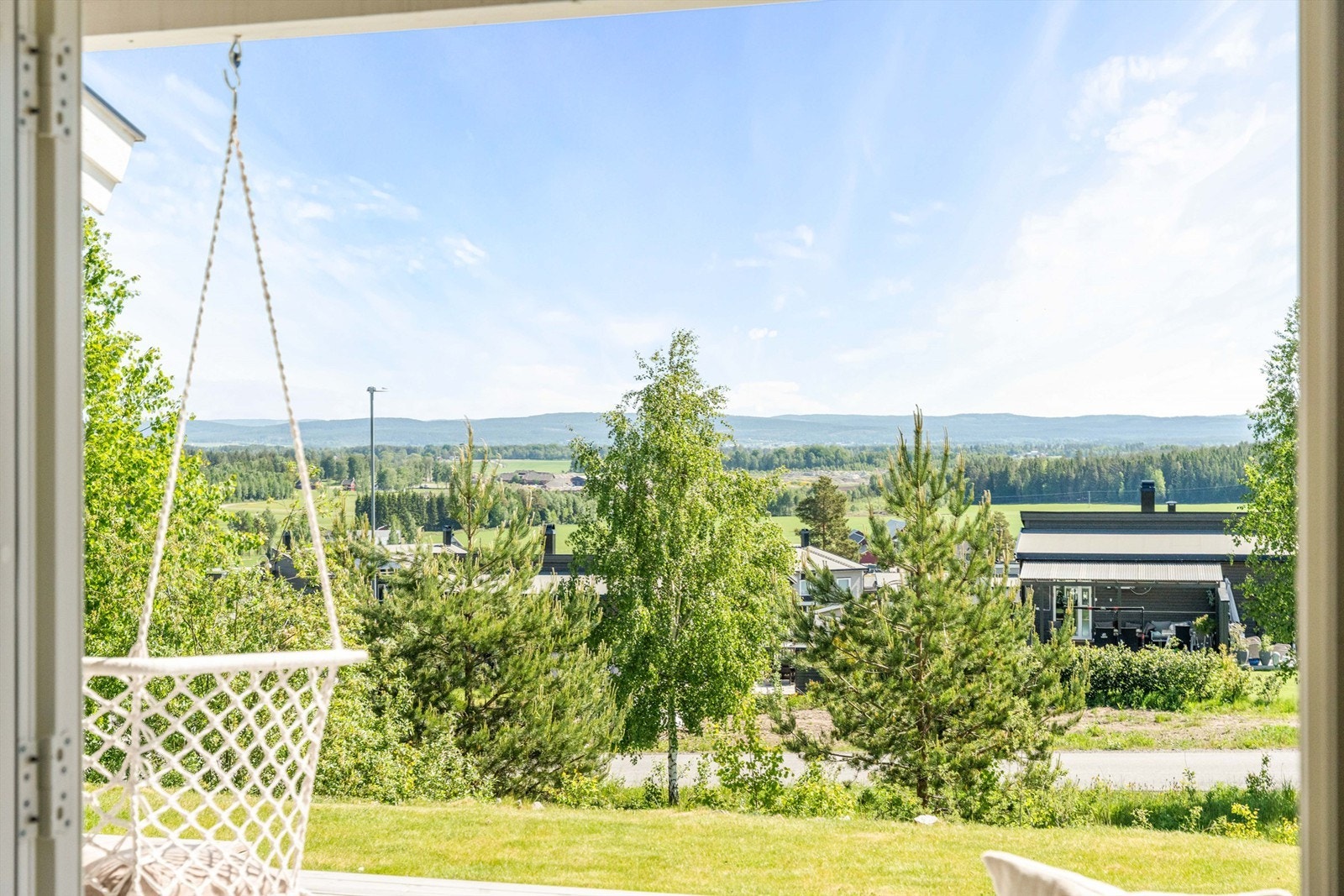 Utsikt over det landlige og rolige landskapet som omgir Neskollen. Galleribilde