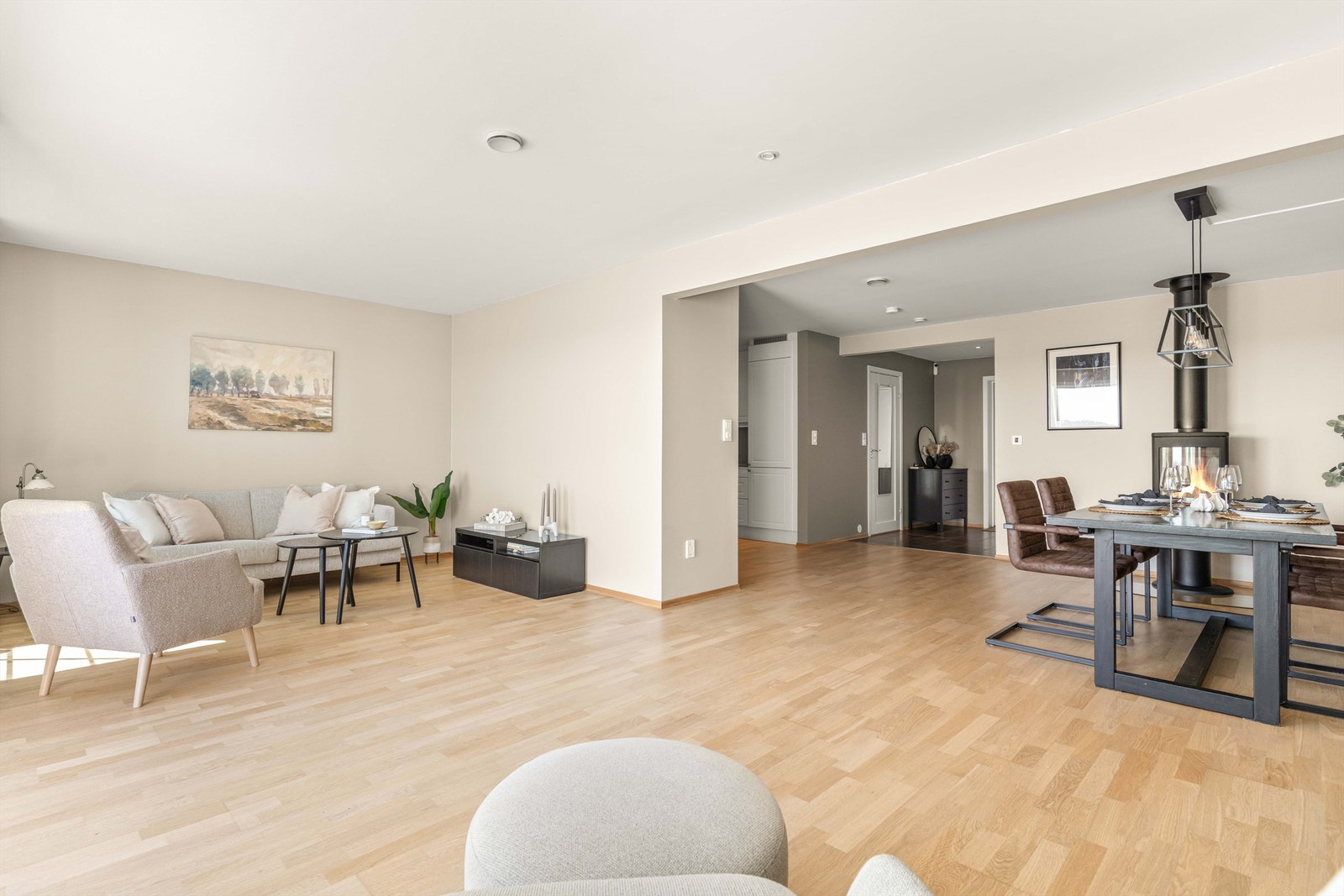 Stuen har god plass til både sofagruppe og spisebord, med parkett og fliser på gulv med gulvvarme. Galleribilde