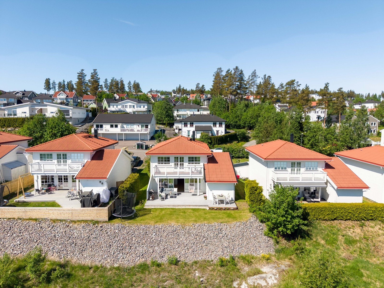 Eiendommen ligger i et etablert og familievennlig boligområde på Neskollen. Galleribilde