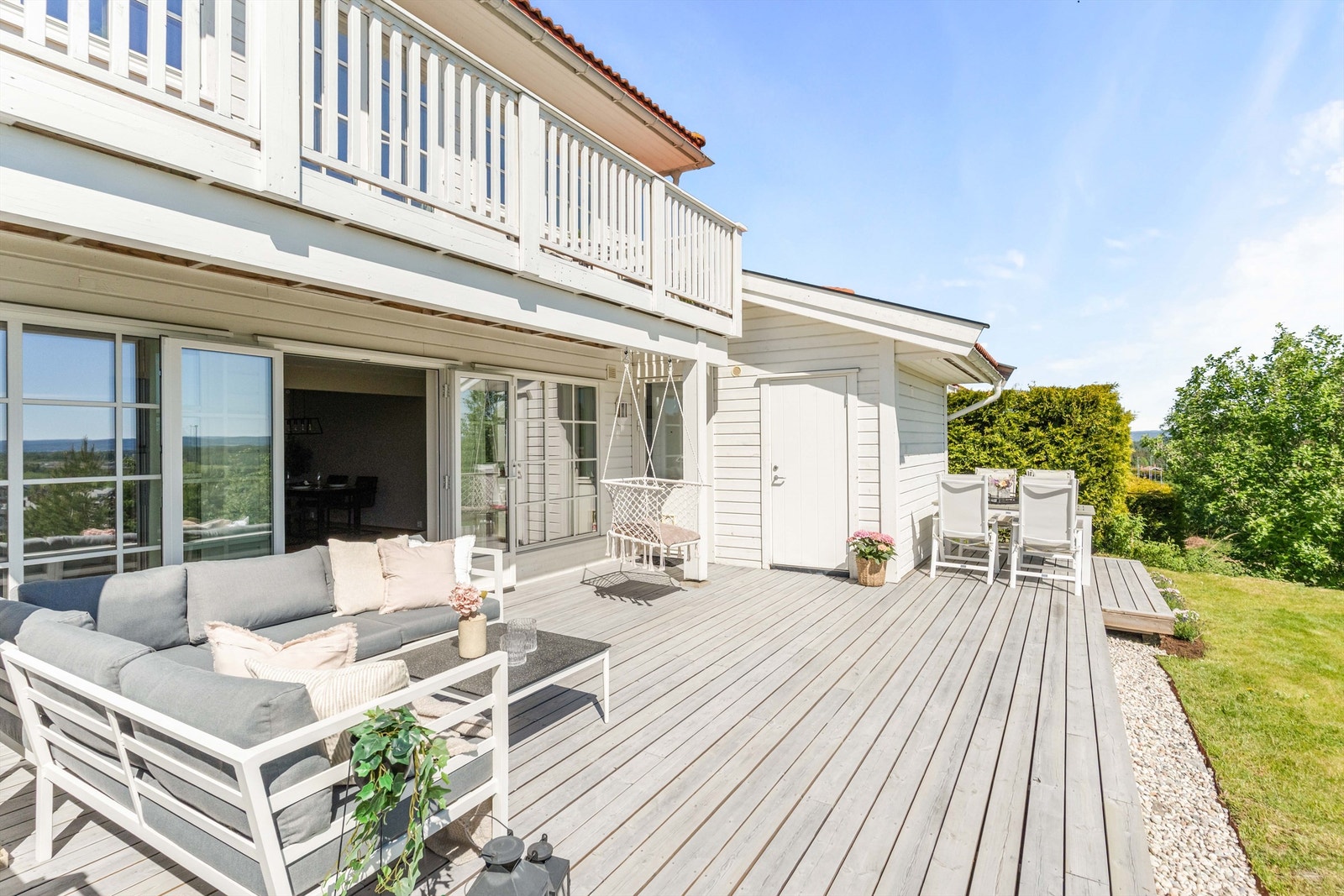 Fra stuen har du direkte utgang til en stor markterrasse på 39m². Galleribilde