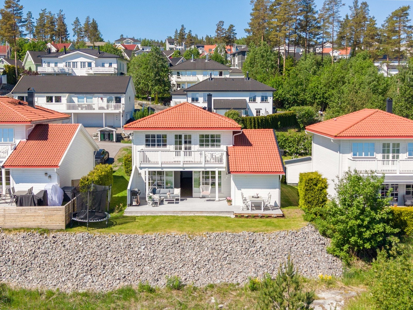 Enebolig fra 2014 med balansert ventilasjon og elektrisk gulvvarme i hele første etasje. Galleribilde