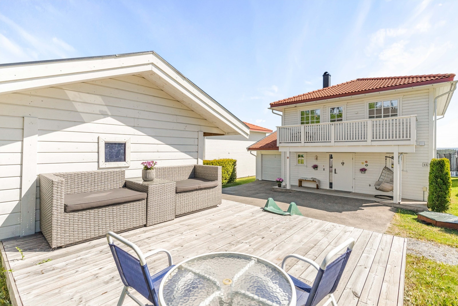 Ved inngangspartiet er det en terrasse belagt med terrassebord. Galleribilde