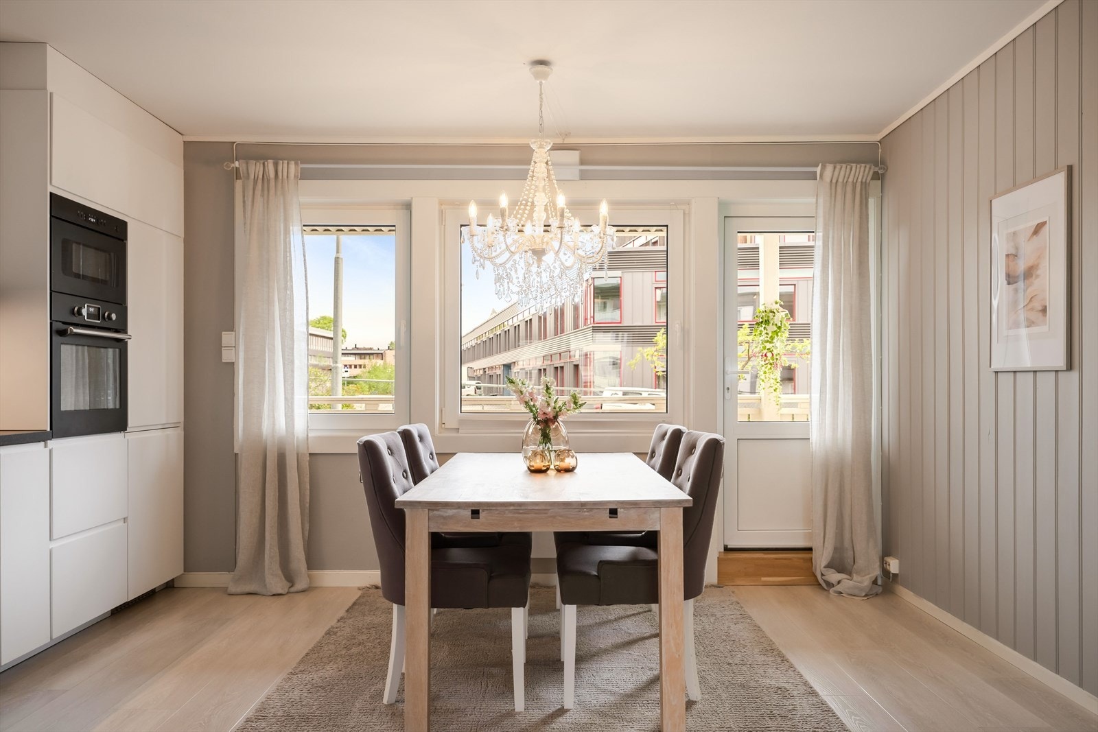 Fra kjøkkenet er det utgang til en vestvendt balkong. Også denne har takoverbygg. Galleribilde