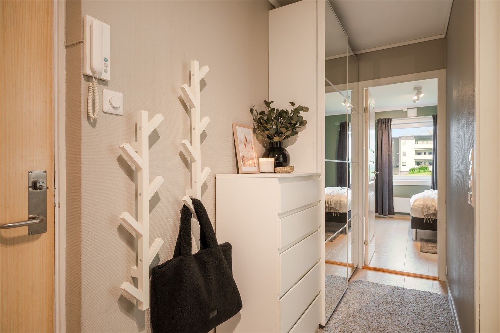 Leiligheten har internt areal på 77 m². Samt tilgang til to boder i kjelleretasjen på til sammen 9 m². Galleribilde