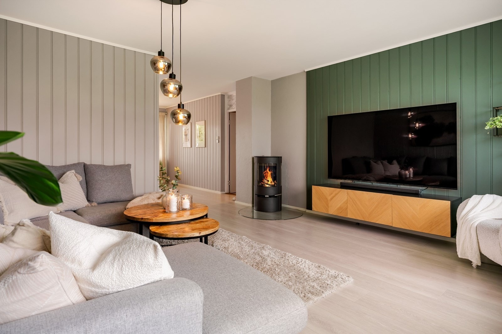 Romslig stue på ca. 20m² med peis gir mulighet for ulik møblering. Galleribilde