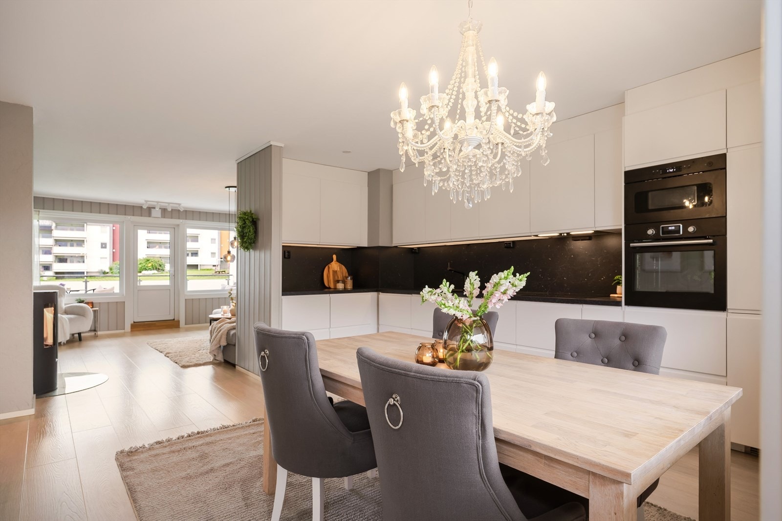 Innredningen har inkludert mikro- og stekeovn, platetopp, oppvaskmaskin og kombiskap (Kjøl og frys). Galleribilde