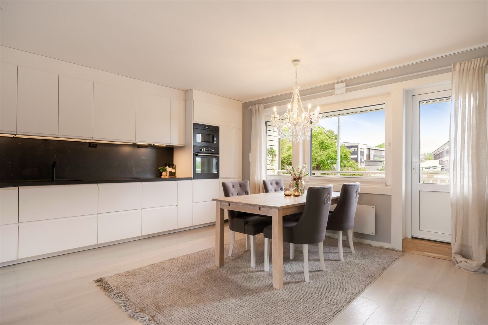 Kjøkken/ Spisestue er på 21 m² og oppleves som veldig luftig. Galleribilde