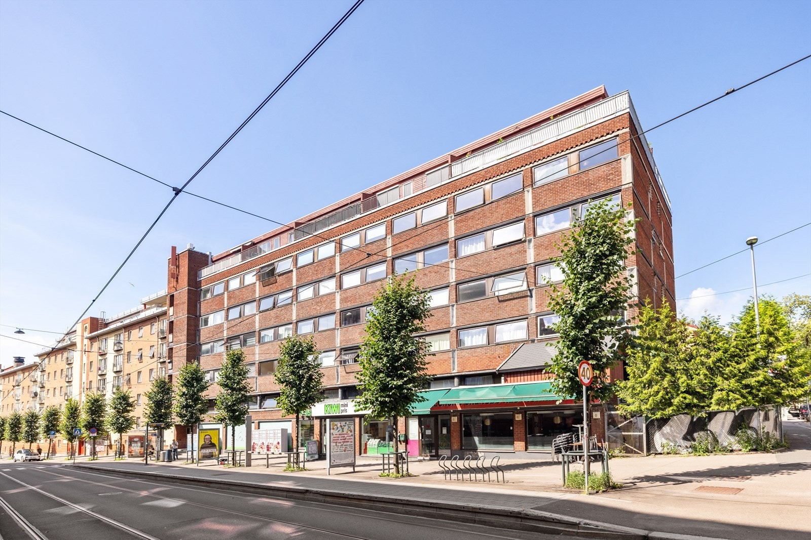 Fra leiligheten er det få minutters gangavstand til Sofienbergparken, Grünerløkka, Tøyenparken og Botanisk Hage. Sentralt og populær område hvor du har "alt" i gangavstand Galleribilde