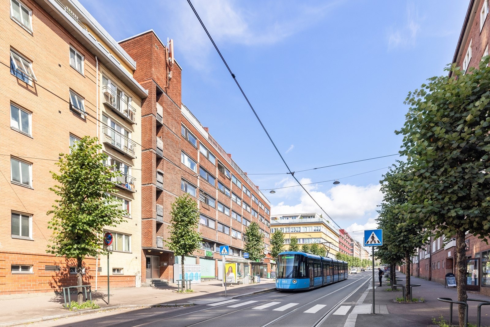 Svært godt tilbud av kollektivtrafikk rett utenfor døren, både på dag og kveldstid. Galleribilde