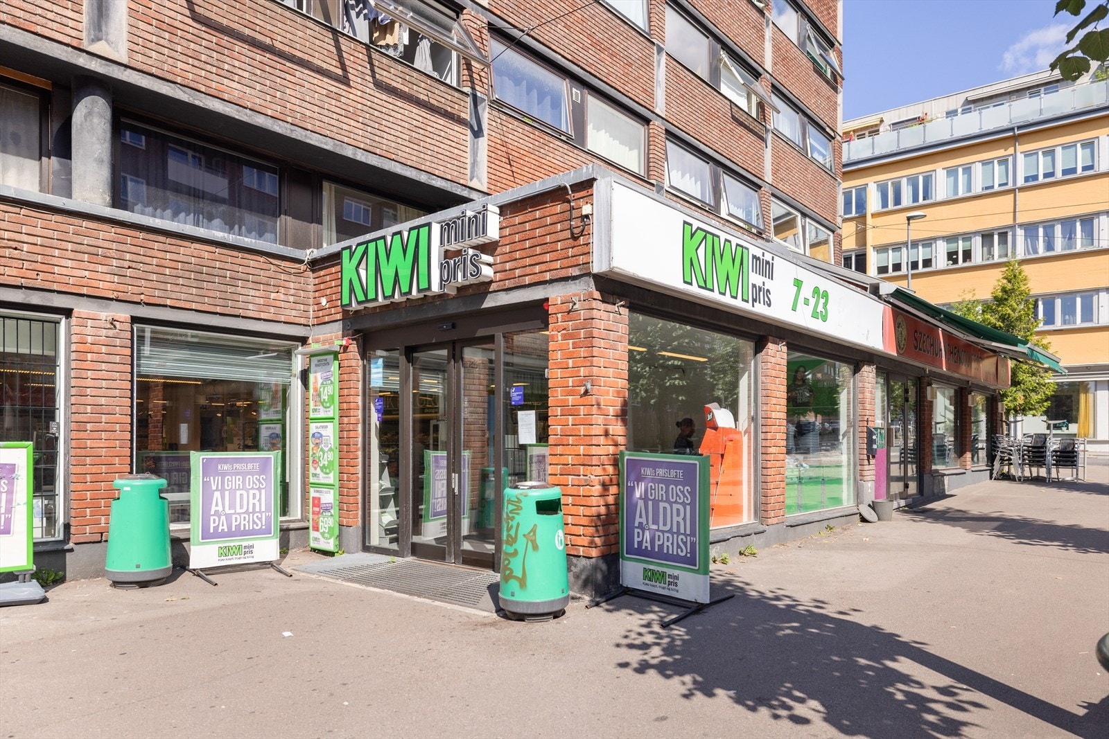 Det finnes flere gode utvalg av matvarebutikker i umiddelbar nærhet med lange åpningstider. Nærmeste matbutikk er Kiwi som ligger rett utenfor døren. Galleribilde