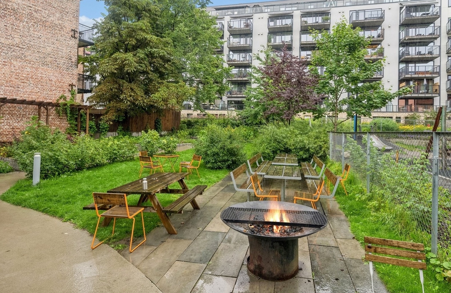 Bakgården er opparbeidet med flere sosiale sitteplasser, samt en bålplass. Galleribilde