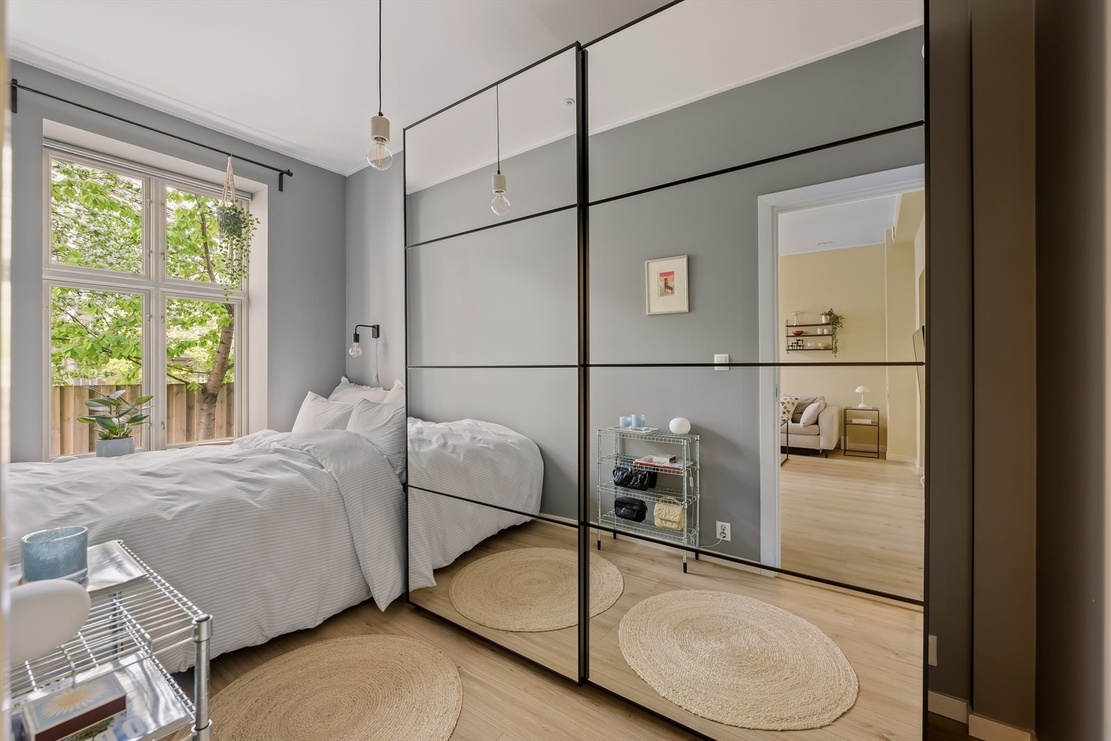 Et stort garderobeskap langs veggen gir god oppbevaringsplass. Leiligheten disponerer også en kjellerbod på ca. 5 m² for ekstra lagring. Galleribilde