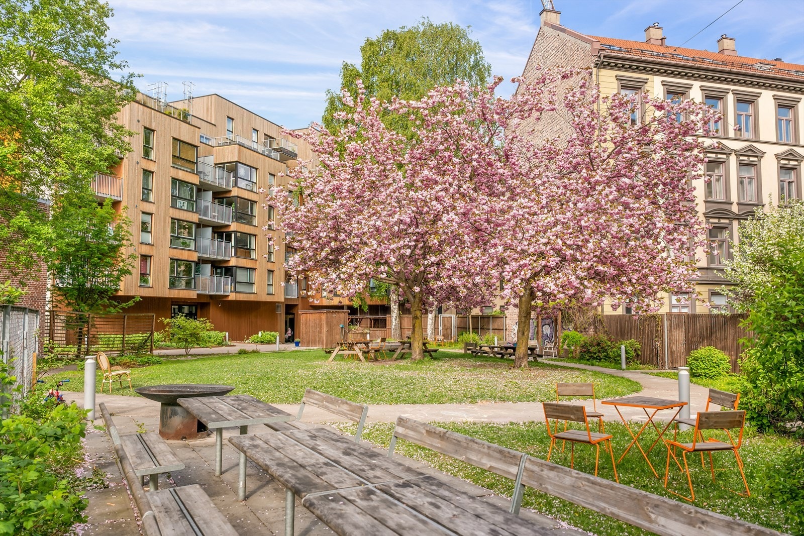Her kan du nyte blomsterprakten, grille og ta piknik. Mulighet for parsellhage. Galleribilde