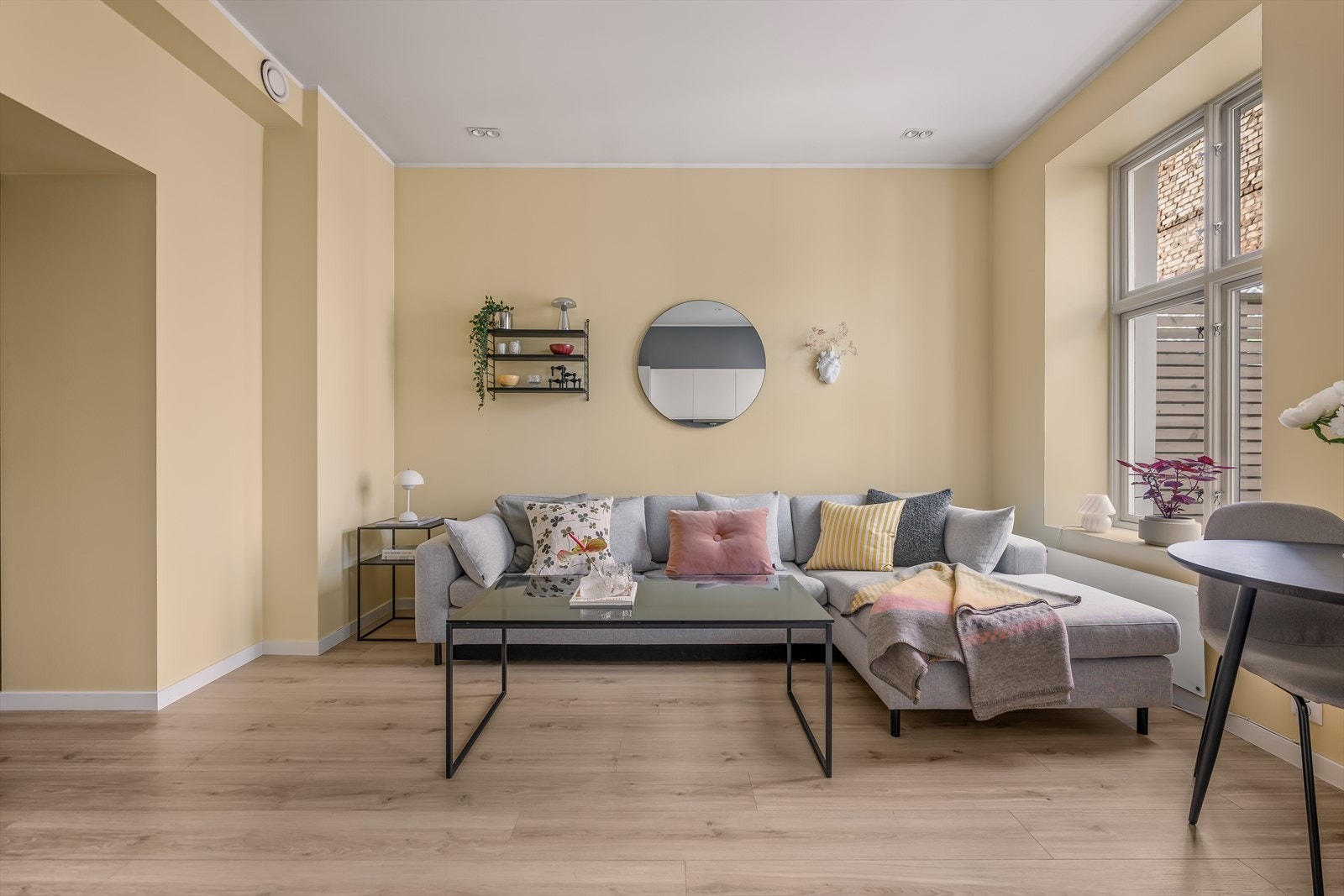 Stuen har en god utforming med plass til både sofagruppe og spisebord. Galleribilde
