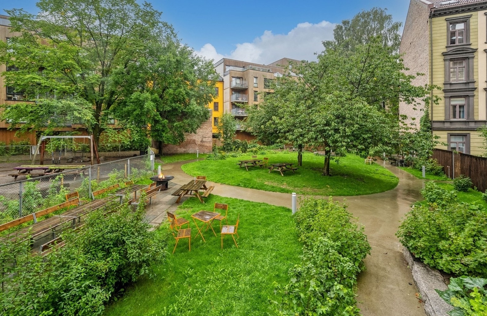 Felles bakgård. Galleribilde