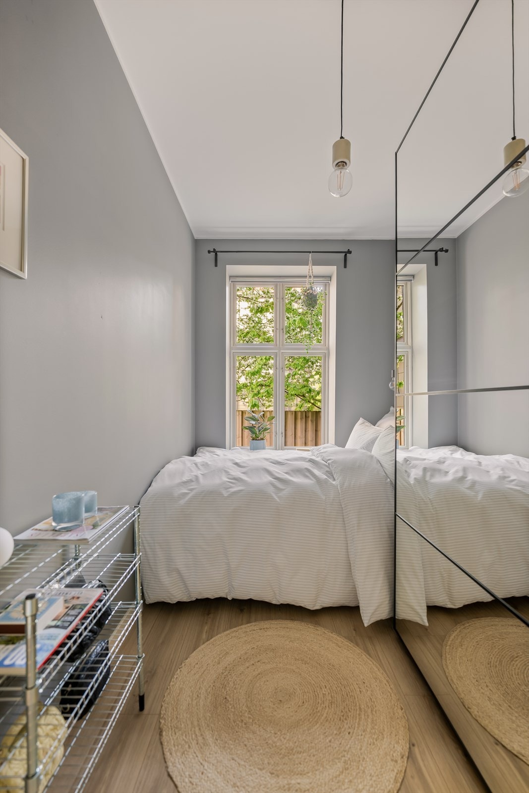 Soverommet har god plass til dobbeltseng og garderobeløsning. Galleribilde