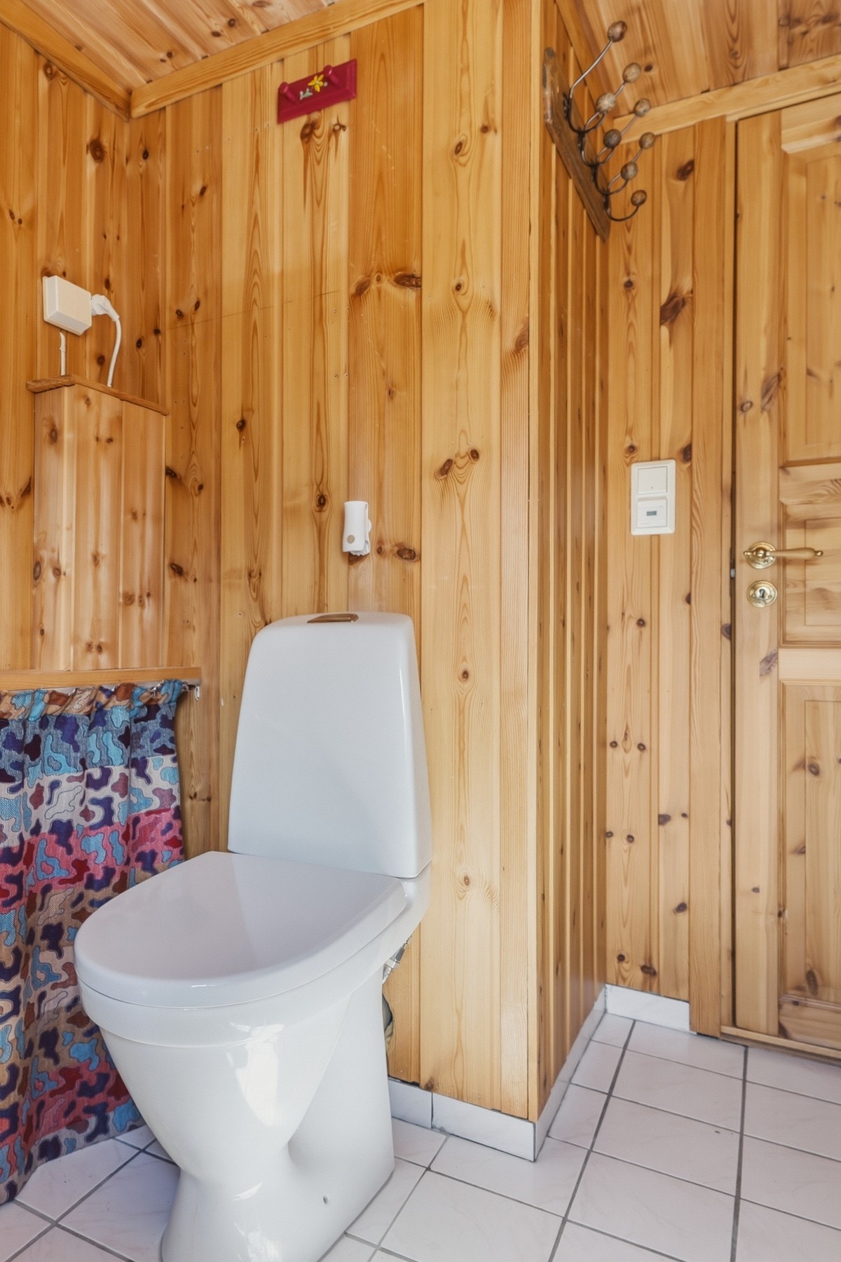 Badet er utstyrt med dusjkabinett, servant med innredning, toalett og opplegg til vaskemaskin Galleribilde