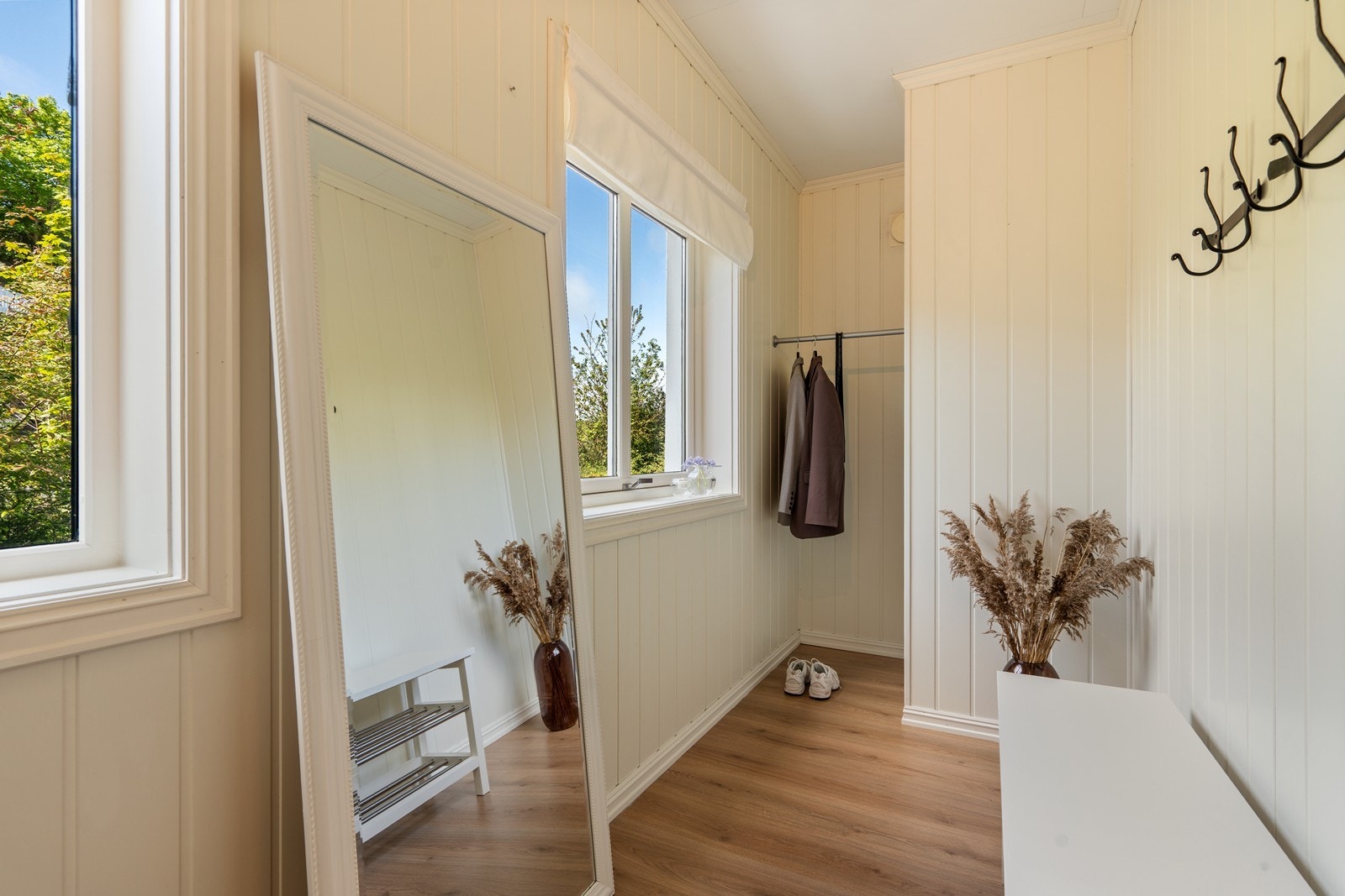 - Entre med god plass for oppbevaring - Galleribilde