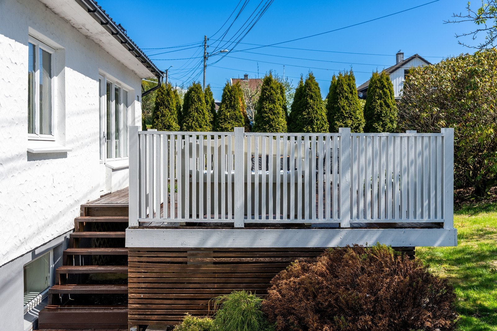 - Trivelig og solid terrasse bygget i 2005 - Galleribilde