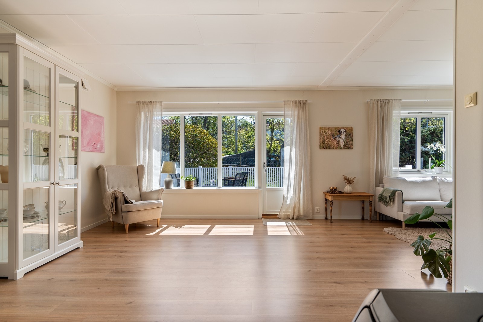 - Romslig stue med godt lysinnslipp fra flere sider - Galleribilde