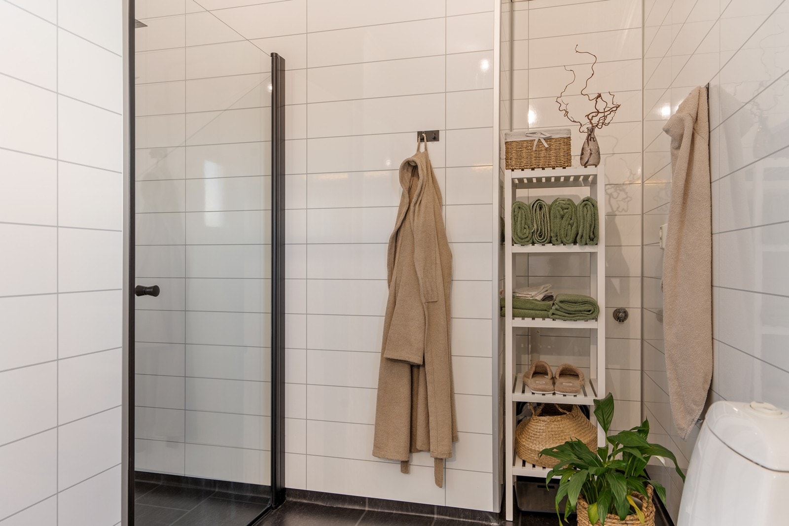 - Det er lagt opp/plass til vaskemaskin til høyre for bildet - Galleribilde